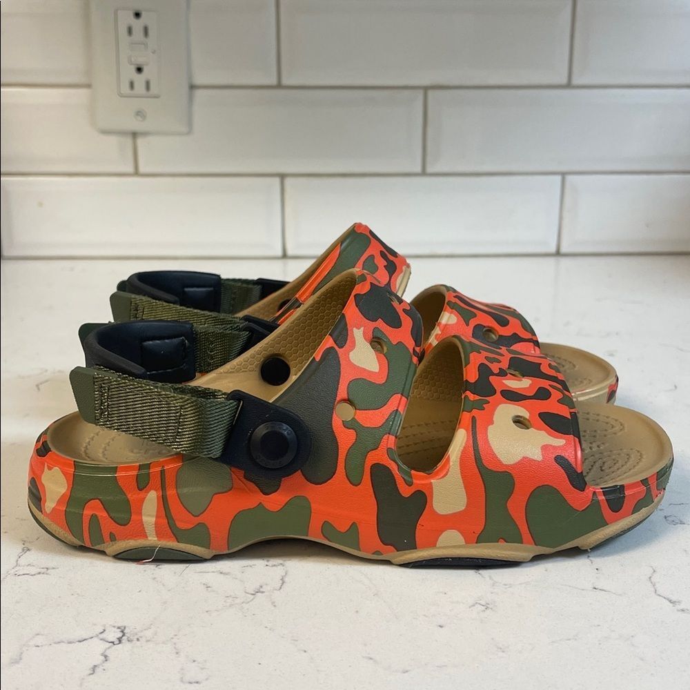 CROCS CLASSIC ALLTERRAIN CAMO SANDAL Kids Orange Camo Strap Sandals SZ Junior 3 - Picture 11 of 17